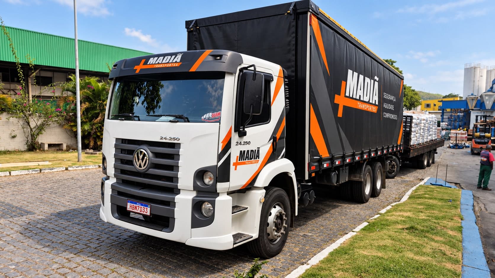 Bitruck sider da Madiã Transportes no pátio de um cliente