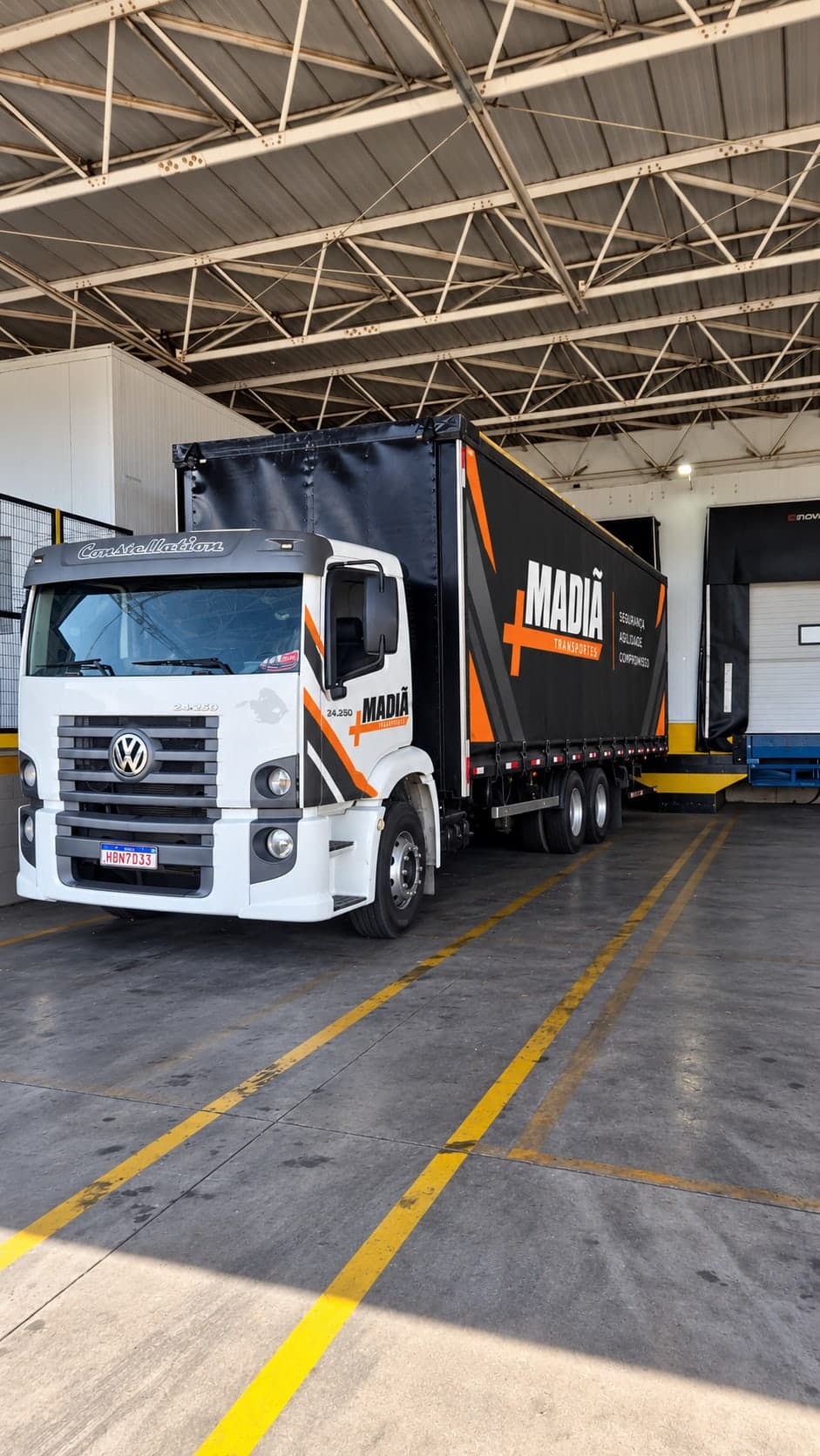 Truck sider da Madiã Transportes em área de carga coberta